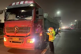 查处超限超载违法车辆28辆，潍坊开展夜间“治超”行动图片