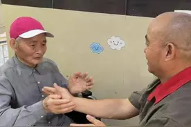 “我要陪他活到四代同堂” 54岁杭州大哥放弃事业贴身照护失智父亲图片