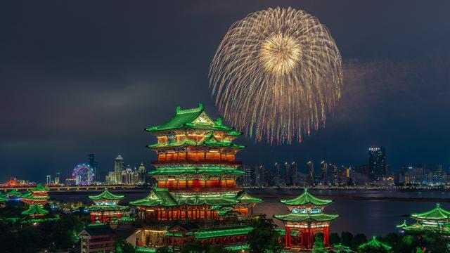 南昌再邀游客共赴国庆“烟花之约”，打造城市主题沉浸式烟花秀