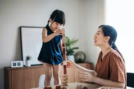 闪电心灵愈站丨父母掌握这10个技巧，让你的孩子更加自信图片