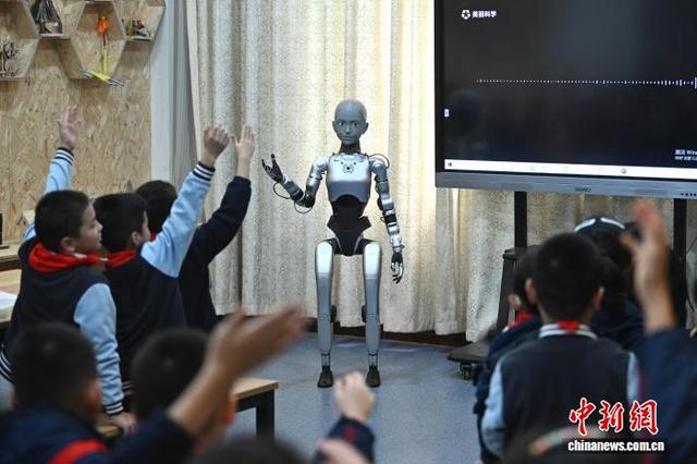 中国合肥：全球首款全尺寸仿生教育机器人“开课”