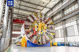 我国出口海外最大直径盾构机下线图片