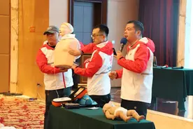 努力让每一位跑者都能成为生命的守护者  全国首场马拉松大满贯公益跑团应急救护培训在重庆举行图片