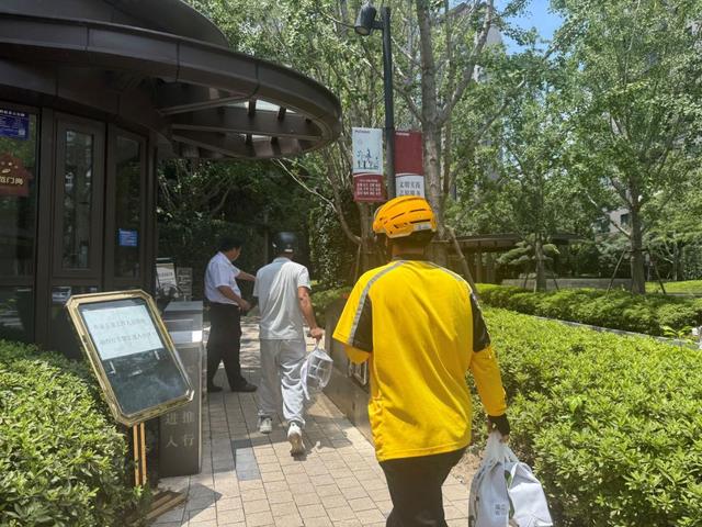 外卖员进入小区后再统一乘摆渡车送餐？“骑手最后100米”不是新问题