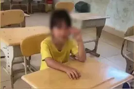 一年级女孩开学报到全班就她一个人，全校仅7个学生，网友：一对一教学图片