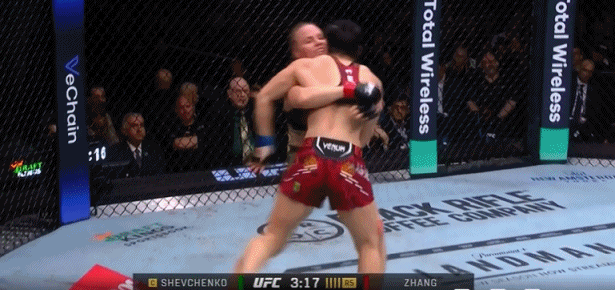 拼尽全力！张伟丽升重判定不敌舍甫琴科，无缘夺UFC蝇量级冠军