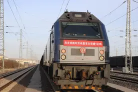 浩吉铁路年货运量首次突破1亿吨图片