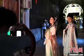 （八闽千姿）夏夜福州旅拍热 台湾姐妹花沉浸式体验图片