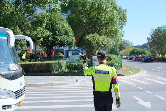 国庆假期过半，安全秩序不松懈！龙虎山文明旅游服务暖人心！