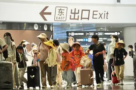 应对暑运出游高峰，大兴机场设置团队旅客专属安检通道图片