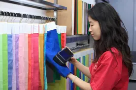 Robots find fabrics in 2 minutes! Witness the digital transformation of traditional clothing industry图片
