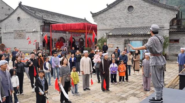当百花遇见国潮，当红歌响彻街区！金延安的国庆氛围感绝了