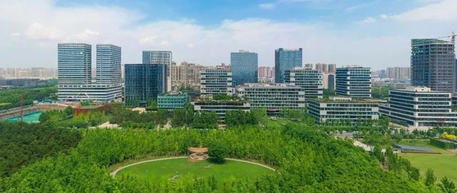 城市建在绿意盎然的花园里