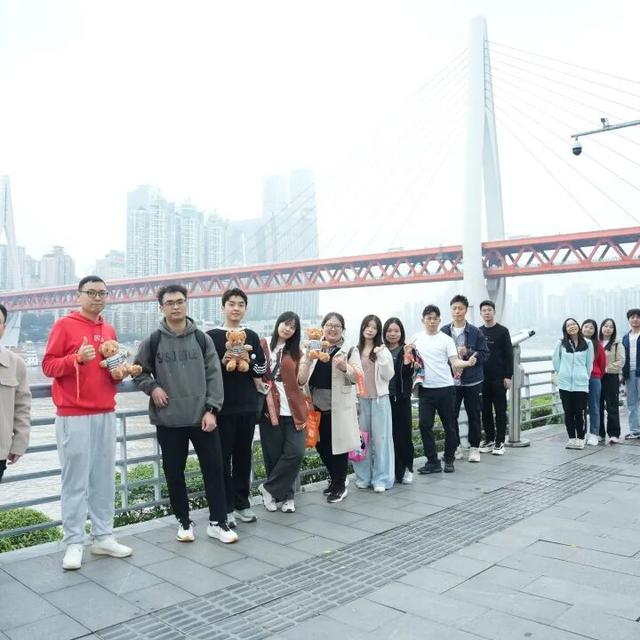 青春就要这“young”玩出“趣” | 在Citywalk中寻找同频“搭子”