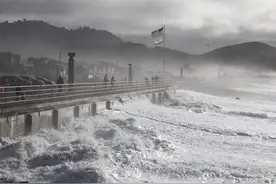 巨浪袭击美国加州沿岸　局地疏散令发布图片