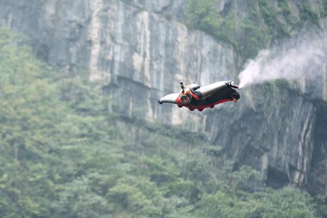 详解“极限运动之王”翼装飞行