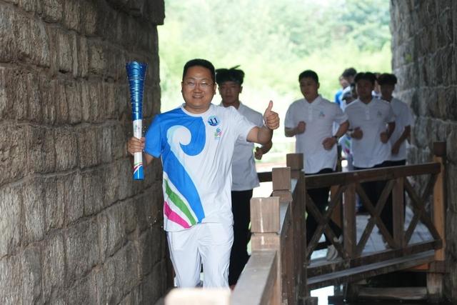 浪溪河畔引“泉炬”！2025济南国际泉水节“泉炬”传递走进平阴洪范泉群