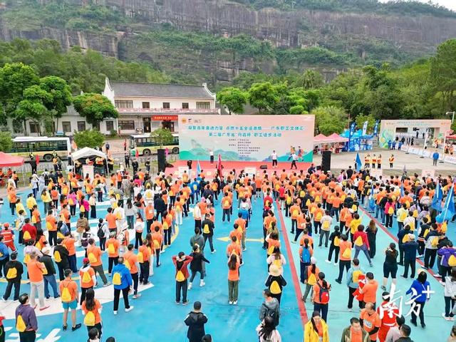 阳江滨海新区（阳江高新区）财政和国有资产管理局职工积极参加第二届广东省“丹霞杯”职工徒步活动