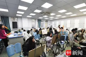 江苏2025美术类省统考首日再现“艺考不易”，“一顶帽子”让众多考生大形“秃头”图片
