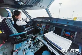 “她，手可摘星辰” | 从乘务员到飞行员，湖南航空女机长冲上云霄图片
