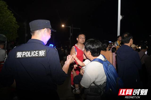 张家界：当板板龙灯舞动溇澧 旅发会夜游观演活动背后的藏蓝身影