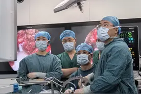 帅小伙腮腺肿瘤怕破相，微创手术耳后3厘米小切口保容颜图片