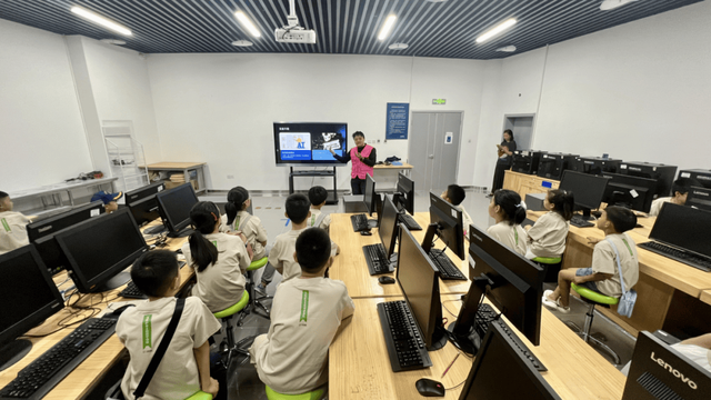 互联护苗 │ AI探密+科技中轴+宇宙穿越——“互联护苗2025”打卡北京科学中心