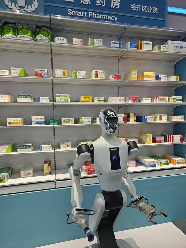 直击全球首家机器人4S店：C端陪伴型机器人受捧，医疗级产品售价超千万