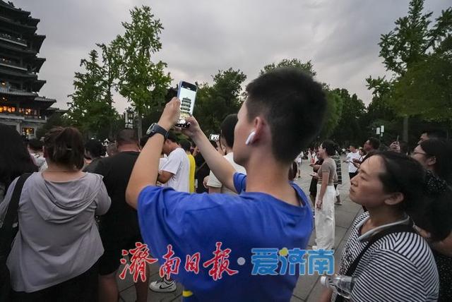 璀璨瞬间！超然楼亮灯“超燃”时刻 暑期打卡热度不减 | 一年四季 泉在济南