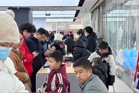 门店客流量暴增3倍！买手机最高“国补”500元，新一波消费热潮来了？图片