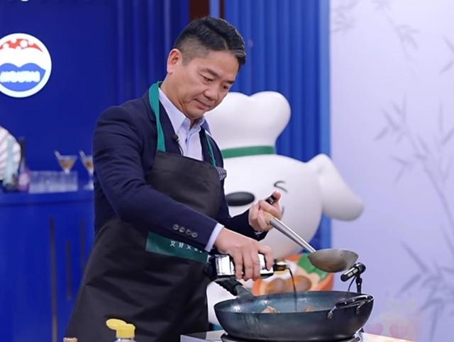 刘强东直播秀厨艺掌勺烹饪宿迁名菜