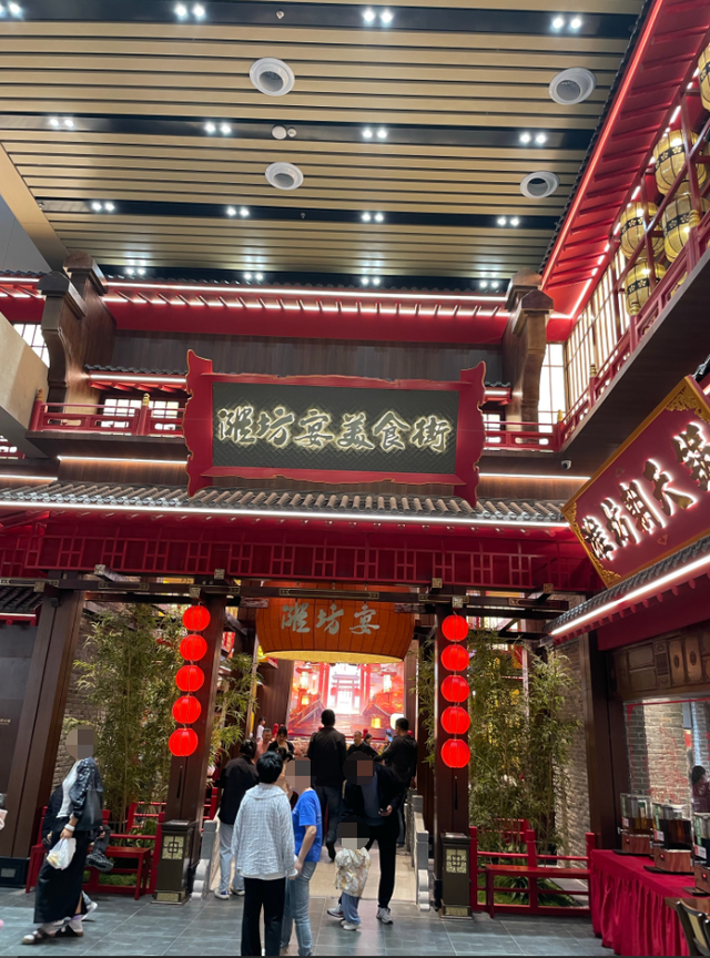 山东某高速服务区突然爆火！比景区的人还多！网友：原本只想来上个厕所，结果花出去500多，一进门我都蒙了
