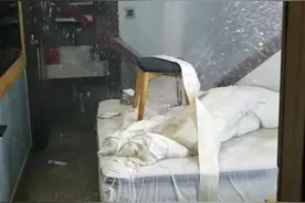 游客称入住一酒店半夜水管爆了天花板塌了，酒店回应：是意外，已处理图片