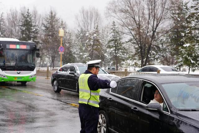 五台山景区飞雪迎“冬”！