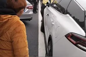 男子走应急车道鸣笛惹众怒被包围，还声称他人活得像蝼蚁，警方回应图片