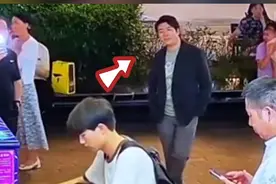 高二男生地铁口弹钢琴，郎朗在身后静静倾听！网友：大师级的观众图片