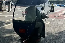 电动自行车加装车篷，增加风险又违法图片