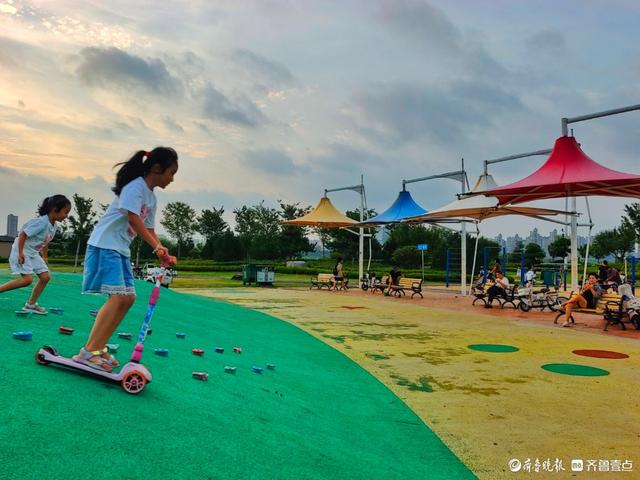 滨河公园景色美，消夏乘凉佳处