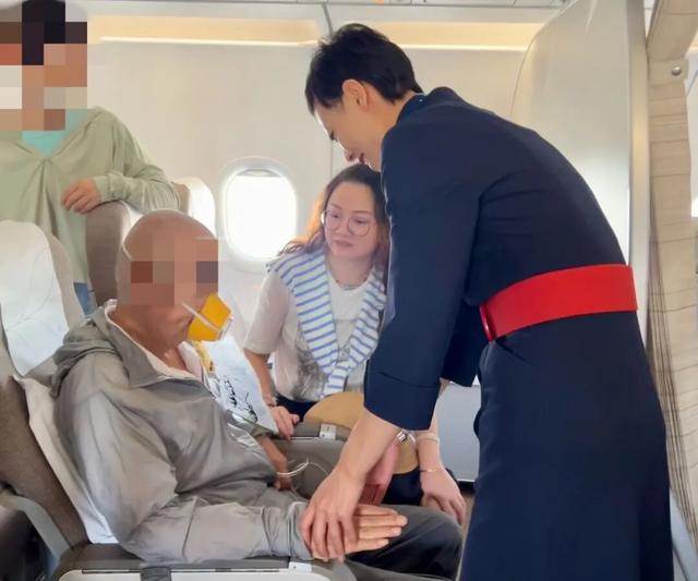 万米高空旅客突发心脏不适，东航机组联合三名热心医务人员紧急施救