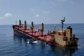 英国货轮在红海航道完全沉没，载有约2万吨化肥图片