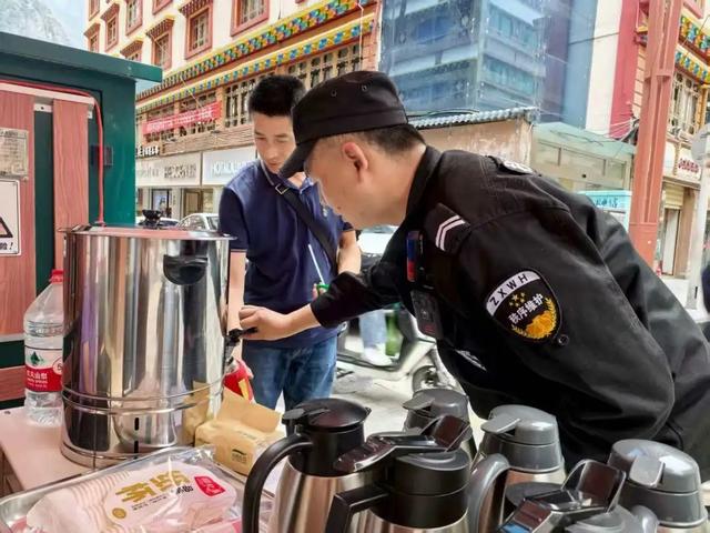 甘孜州一旅游服务点迅速寻回走失儿童：游客盛赞康定是座“有人情味的城市”！
