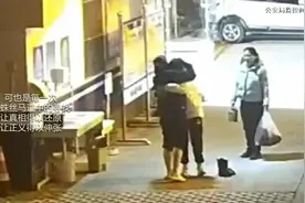 “妈妈身上臭，不要抱妈妈”图片
