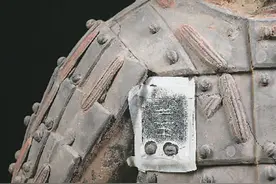 妙手修复彩绘兵马俑图片