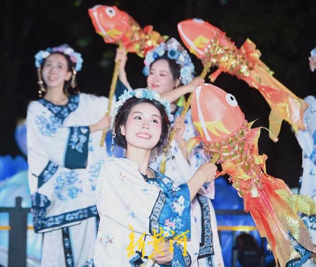 泉城“湖畔雨荷”搬家， 游客纷纷合影留念