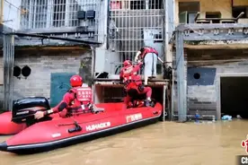 超警洪峰过境 广西柳州消防转移民众图片