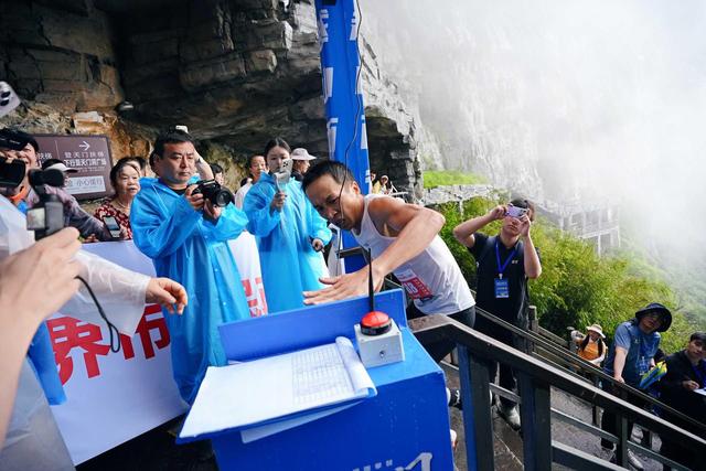 2025“冲顶天门”全国登山挑战赛40名精英选手在999天梯巅峰对决