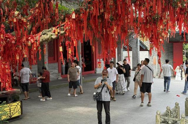 双节旅游客流攀升，云浮六祖故里游人纷至沓来