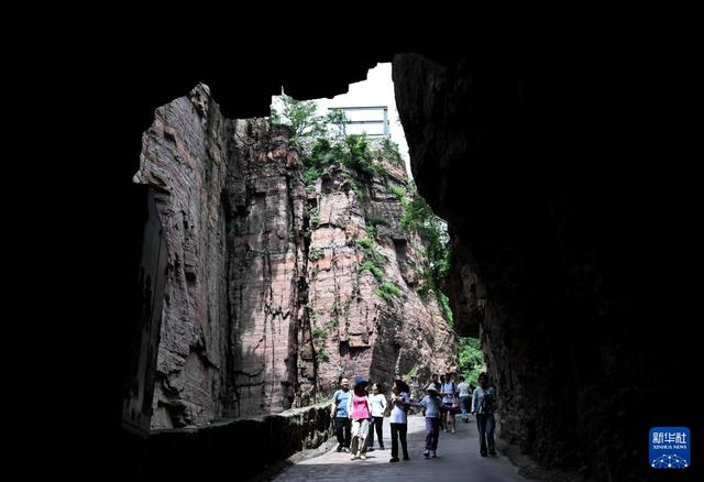 河南辉县：太行深处绝壁峡谷引游客