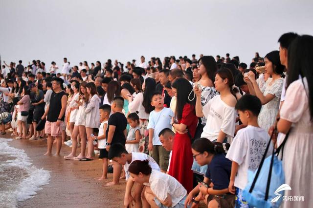 日照：人潮占领海岸线！市民游客齐聚灯塔景区