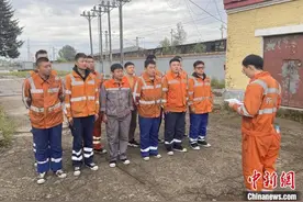 在百年隧道里给接触网设备“搓大澡”图片